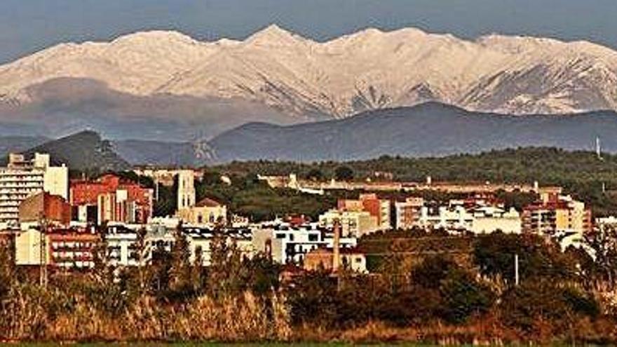 El Canigó completament nevat, vist des de Figueres.