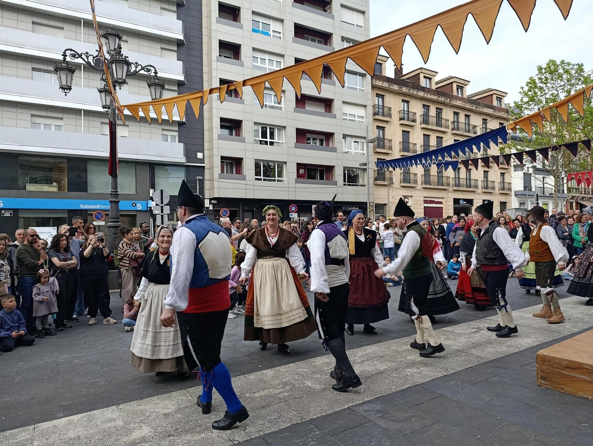 La Pola se llena de Güevos Pintos