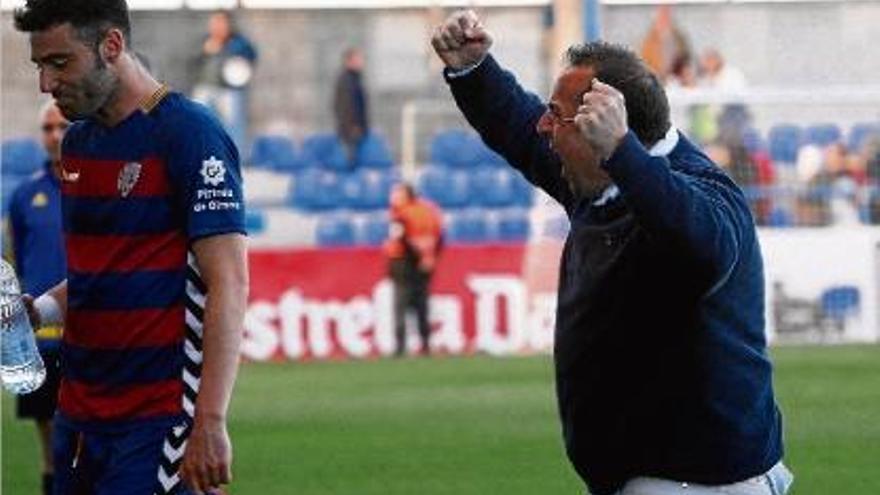 L&#039;entrenador del Llagostera celebrant amb eufòria l&#039;última victòria contra el Bilbao Athletic.