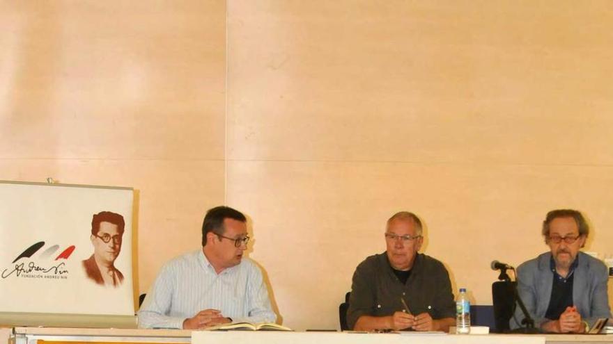 Ricardo Vázquez Montoto (coordinador del Club de las Cuencas), Andy Durgan y Ernesto Burgos, durante la presentación del libro.