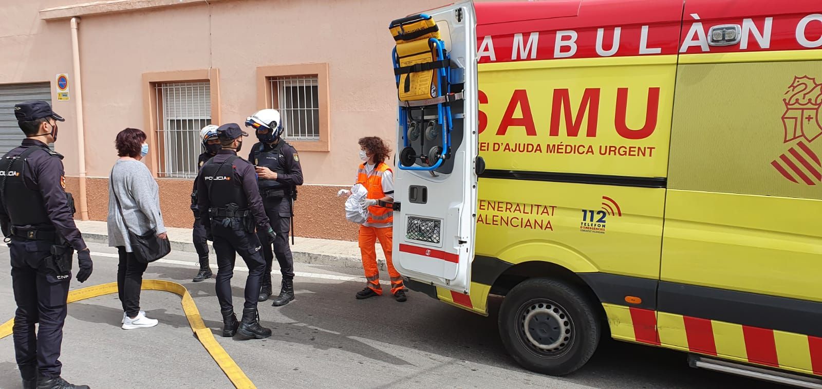 Dos intoxicados en el incendio de un almacén eléctrico en Alicante