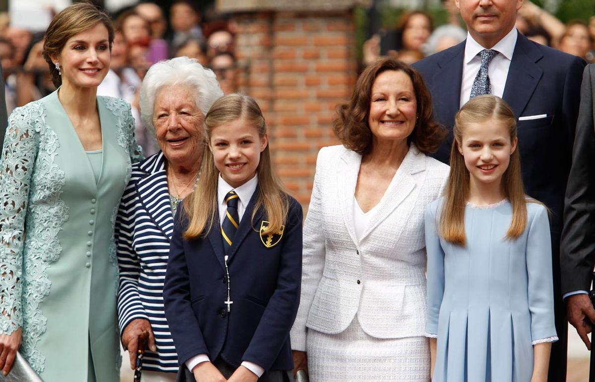 Primera Comunión de la Infanta Sofía: Letizia Ortiz junto a su madre, su abuela y sus hijas en la comunión de la Infanta Sofía