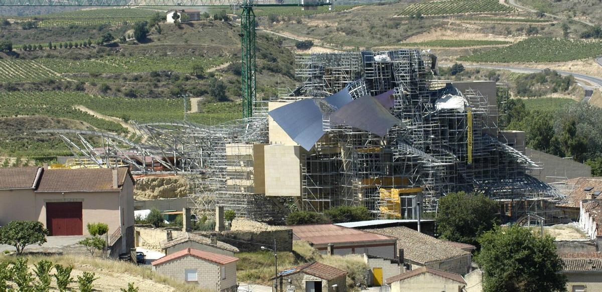 LO01 ELCIEGO(Alava) 03/07/05.- El hotel diseñado por el arquitecto estadounidense Frank Gehry para las bodegas Marqués de Riscal se encuentra en fase de construcción. EFE/RAQUEL MANZANARES. bodegas Marqués de Riscal. hotel. turismo