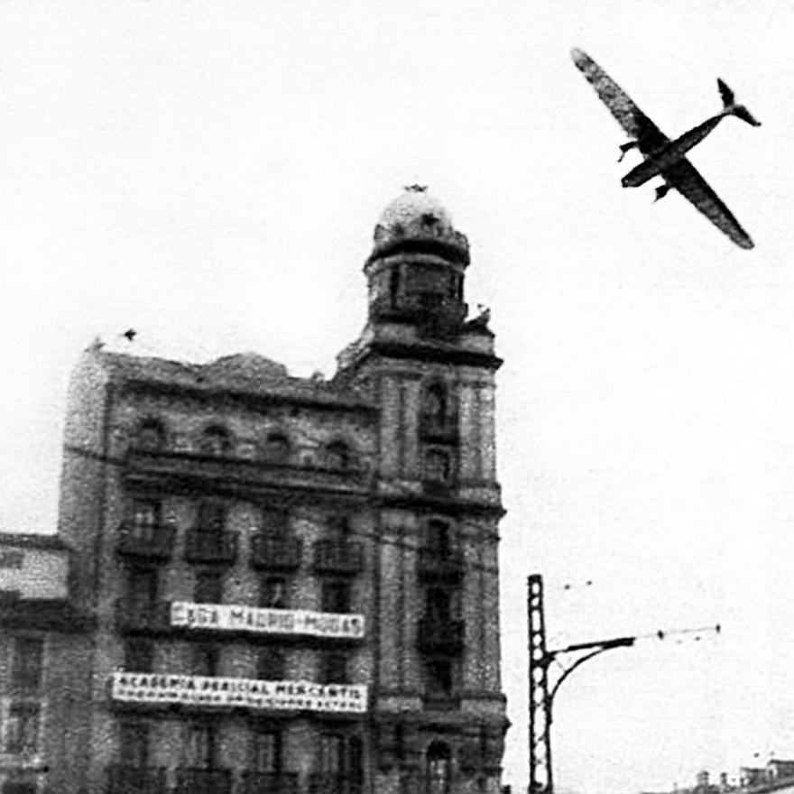 Avión de reconocimiento en el entorno de la plaza Constitución