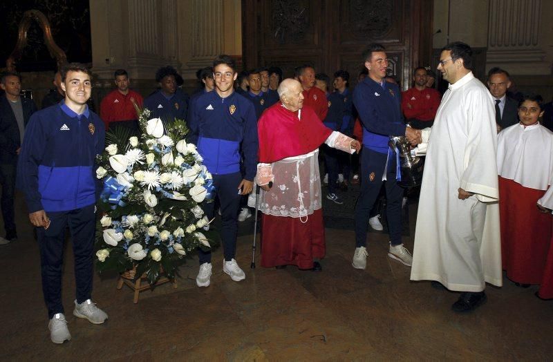 Los juveniles realizan una ofrenda a la Virgen del Pilar por su victoria