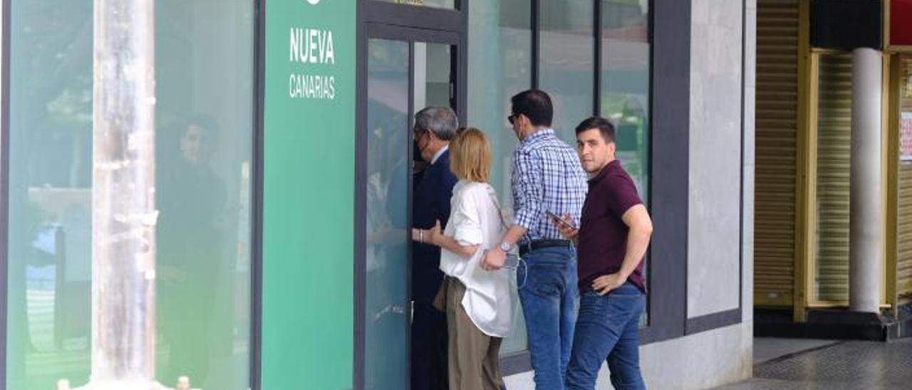 Román Rodríguez llega ayer a la reunión en la sede de NC para analizar la expulsión del Registro de Partidos. | | JOSÉ CARLOS GUERRA