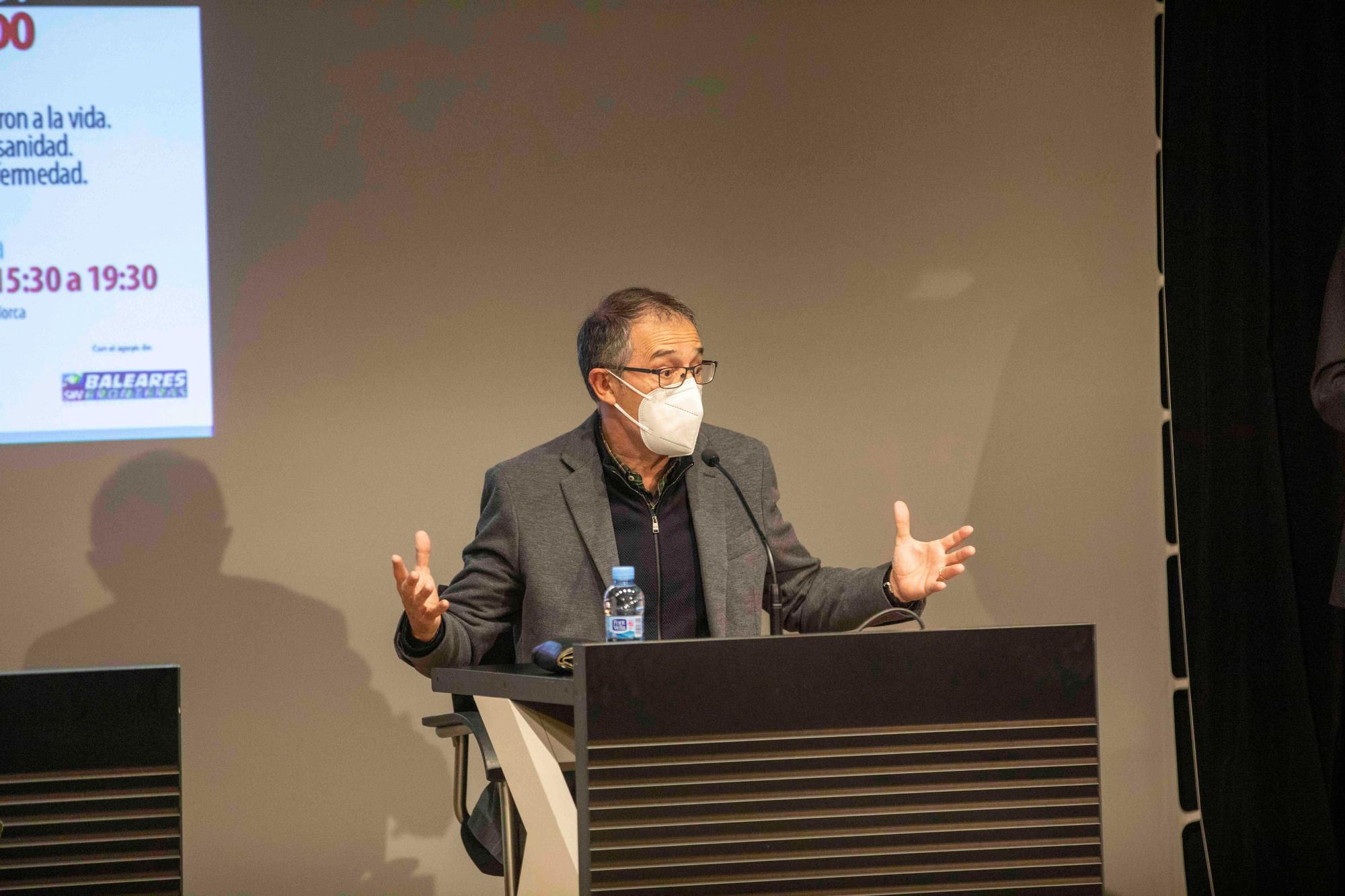 Foro de ponencias sobre el coronavirus organizado por Baleares Sin Fronteras en el CaixaForum de Palma