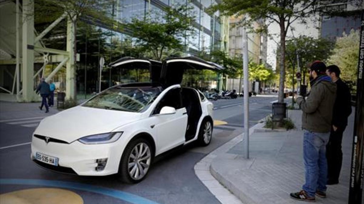 Un coche eléctrico de la marca Tesla en una calle del 22@.