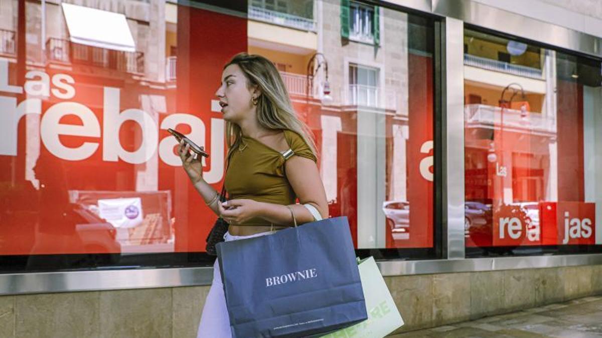 Las pequeñas tiendas ya se han sumado a los grandes en la campaña de rebajas