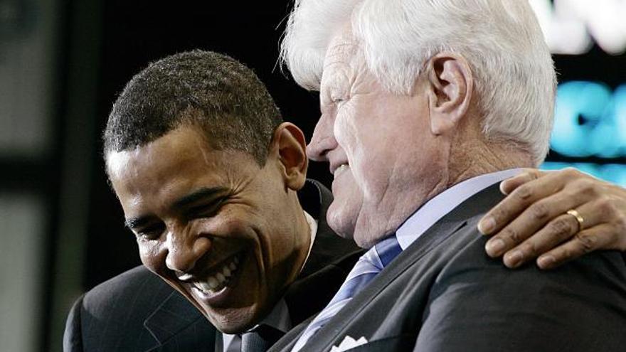 Barack Obama saluda a Edward Kennedy.