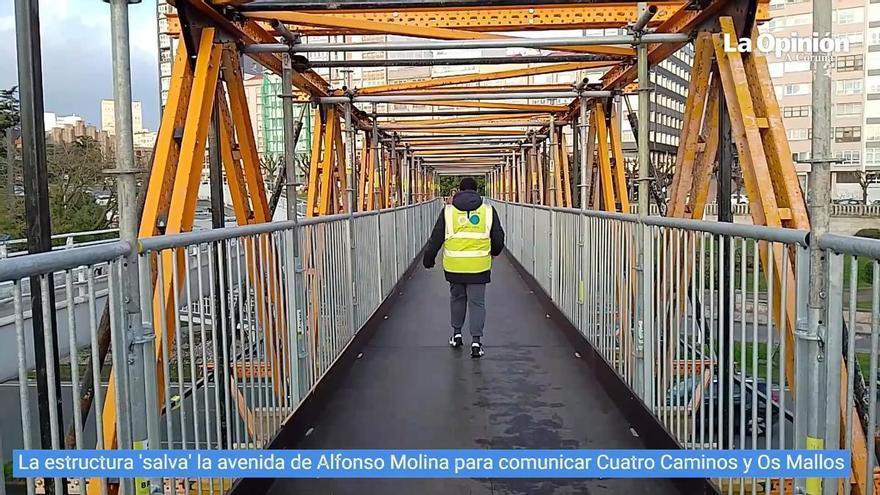 Los peatones ya cruzan entre las estaciones de buses y trenes de A Coruña por la nueva pasarela peatonal en Alfonso Molina