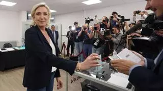 La ultraderecha ganaría las legislativas en Francia y las izquierdas superarían a Macron