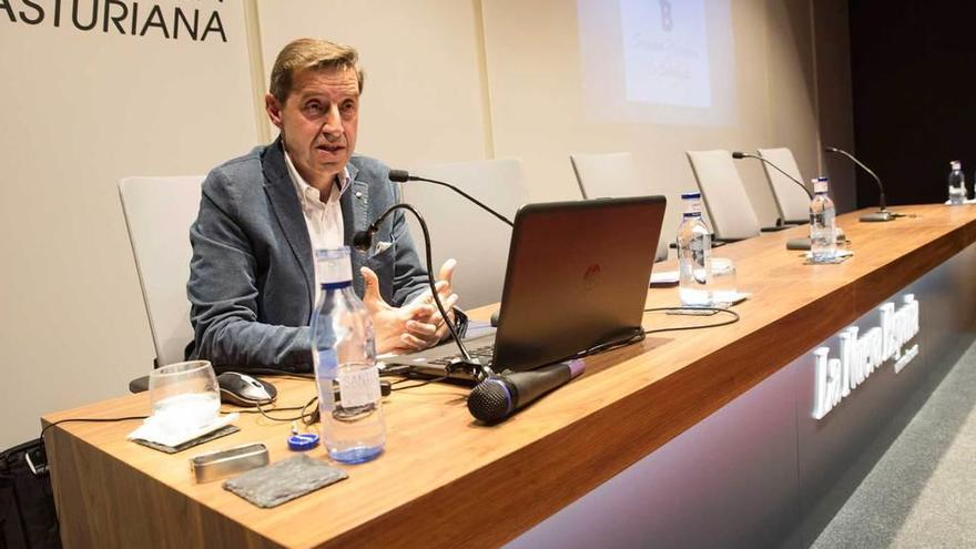 Carlos Fernández Llaneza, al inicio de la charla, con una exhaustiva proyección de fotografías antiguas de Oviedo.