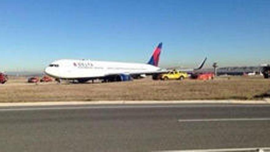 Un avión se sale de la pista en Barajas tras un aterrizaje forzoso
