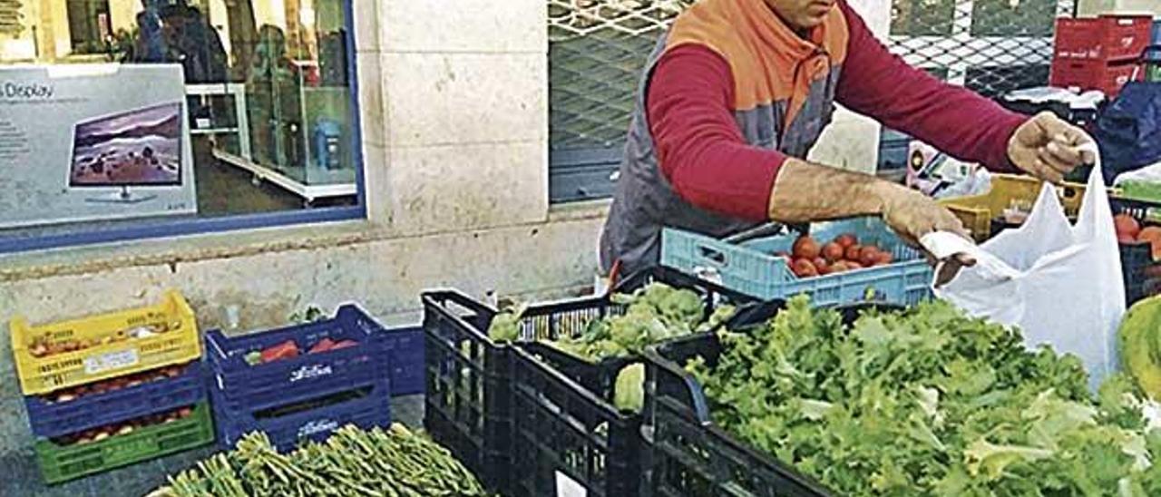 Manojos de espÃ¡rragos a la venta en el mercadillo.