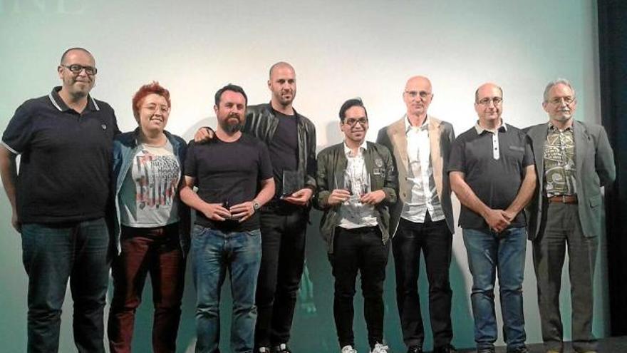 Fotografia de grup dels premiats en la gala que va tenir lloc al local de l&#039;entitat Art i Esplai