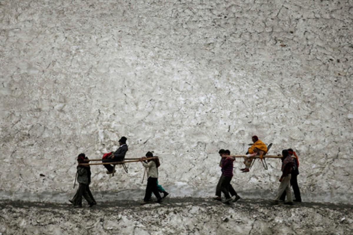 Diversos hindús són portats en pelegrinatge a través d’una glacera a prop de la ciutat de Srinagar (Índia).