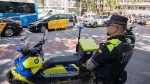Barcelona. 18/06/2024. Barcelona. El Passeig de Gràcia y algunas calles colindantes cortan el tráfico a los vehículos privados para preparar la exhibición de Fórmula 1. AUTOR: Marc Asensio REDACTORA: Meritxell Pauné Barcelona, Catalunya, coches, corte, España, evento, Fórmula 1, Gran Vía, Passeig de Gràcia, peatones, Plaza Cataluña, seguridad, tráfico