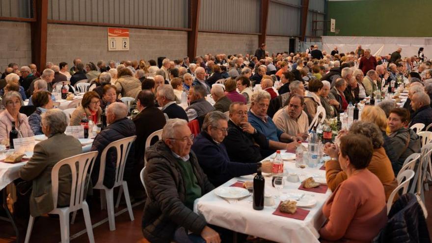 El Concello de Cerceda reúne a más de 650 comensales en el pabellón de Limeisa para la fiesta de los mayores