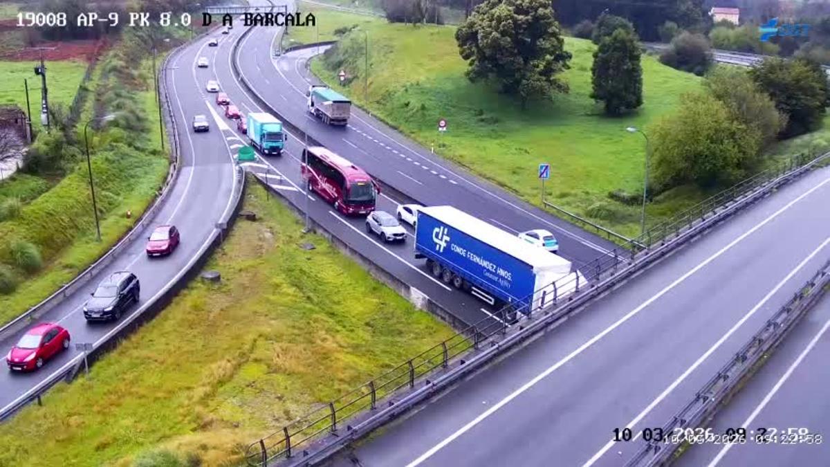 Vehículos parados en la AP-9 a la altura del desvío hacia A Barcala y O Burgo tras un choque múltiple en la autopista a la altura de Acea de Ama.