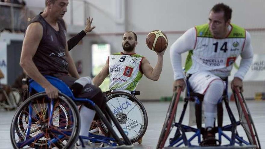 Berni Costas, con la pelota, durante la final ante el Basketmi.