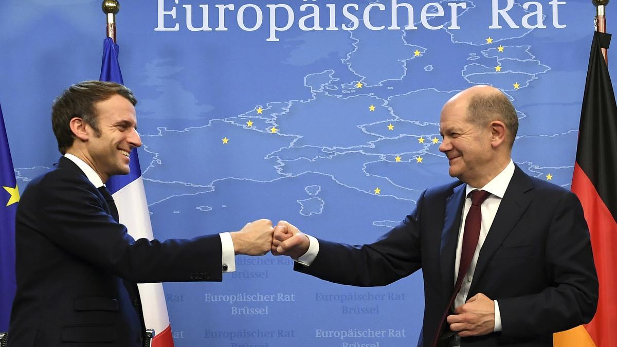 Olaf Scholz (r), Bundeskanzler, und Emmanuel Macron, Präsident von Frankreich, geben bei einer Pressekonferenz zum Abschluss eines EU-Gipfels die Faust.