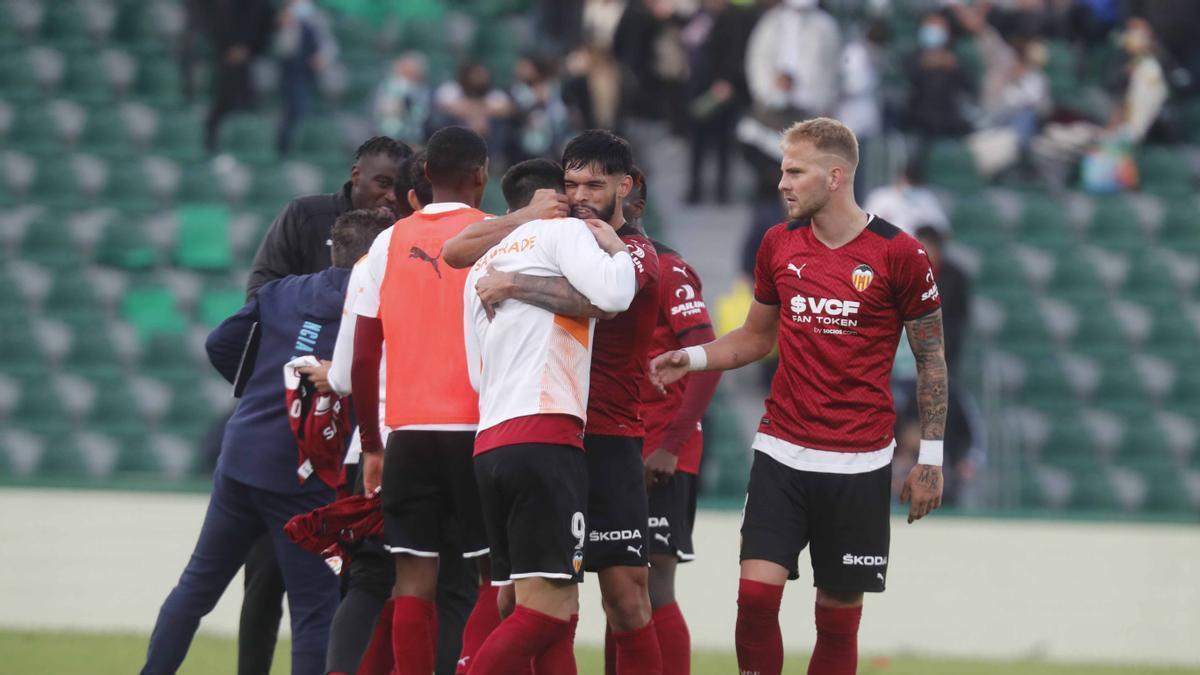 Los jugadores del Valencia CF celebran la victoria contra el Elche