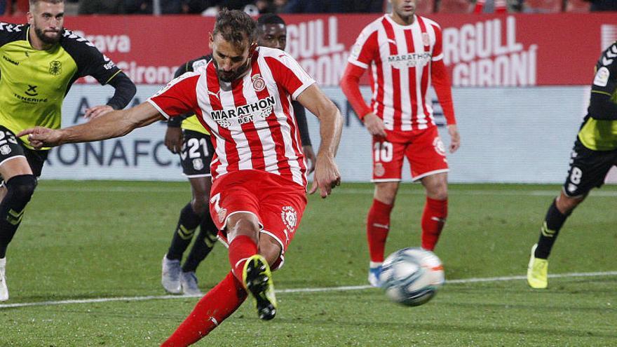 Cristhian Stuani, just en el moment precís de llançar el penal que va suposar l&#039;únic gol del partit contra el Tenerife i que serviria al Girona per sumar els tres punts en joc