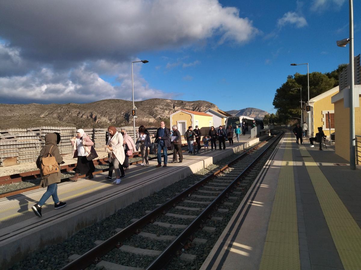 Los viajeros al bajar del tren en Teulada para hacer el transbordo