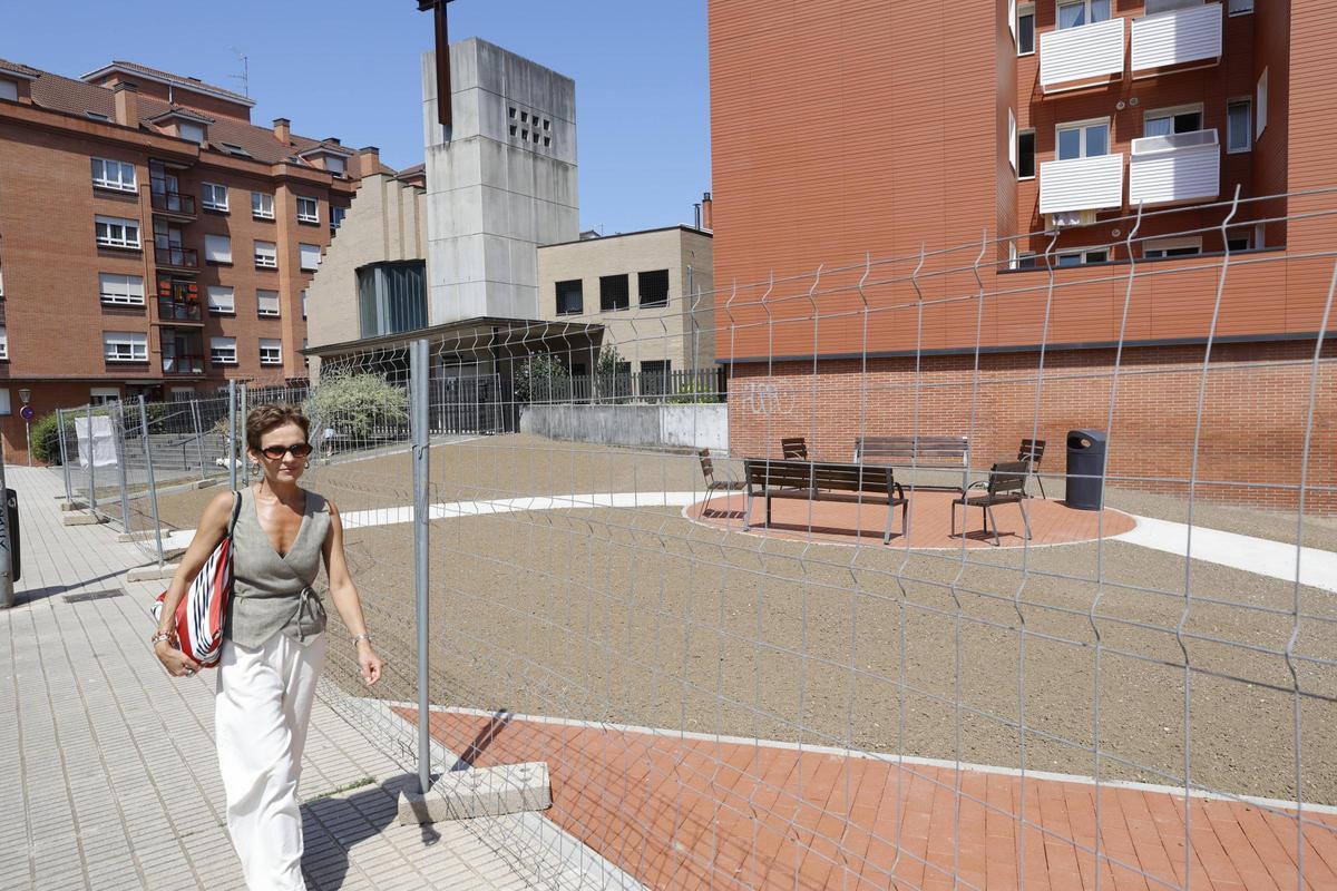 Hanna Verbitska paseando por los alrededores de la nueva plaza.