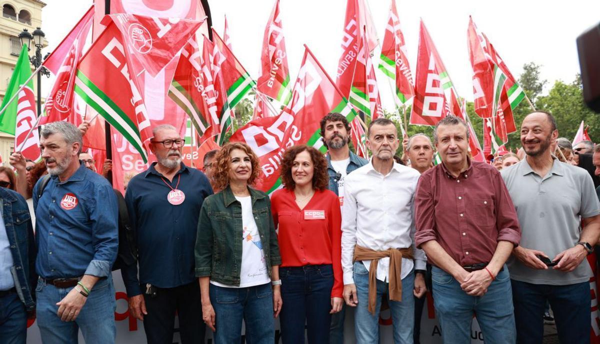 Cabeza de concentración en Sevilla, con María Jesús Montero y sindicalistas.