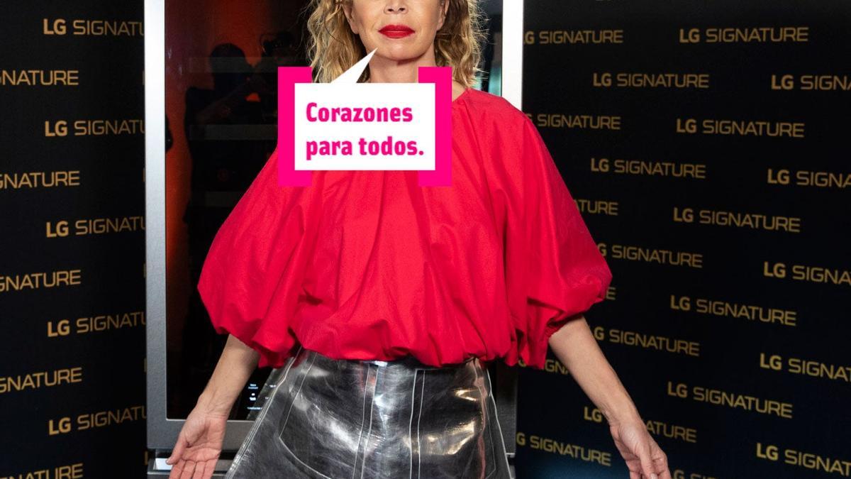 Ágatha Ruiz de la Prada posa con uno de sus looks en un photocall en Madrid