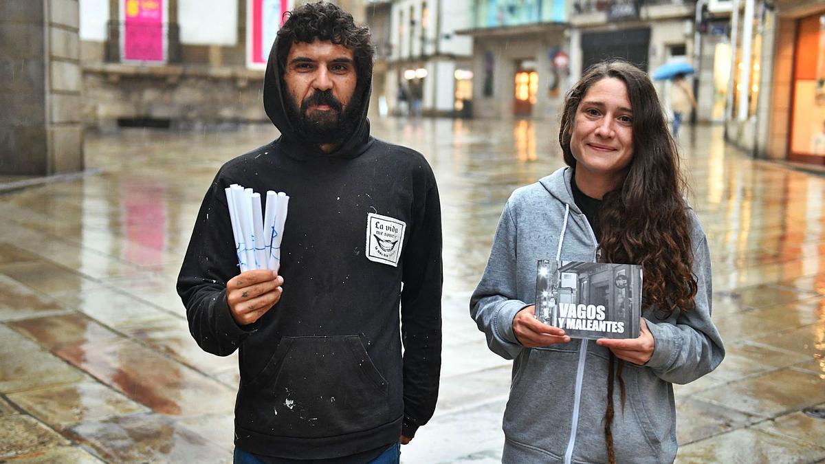 Abel García Pantín y Marta García Cabrillas, en la calle Real.   | // VÍCTOR ECHAVE