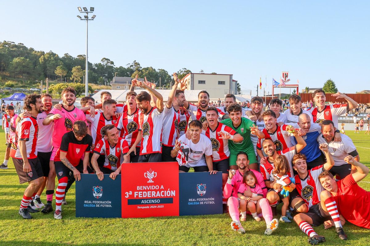 La plantilla celebró por todo lo alto el ascenso.