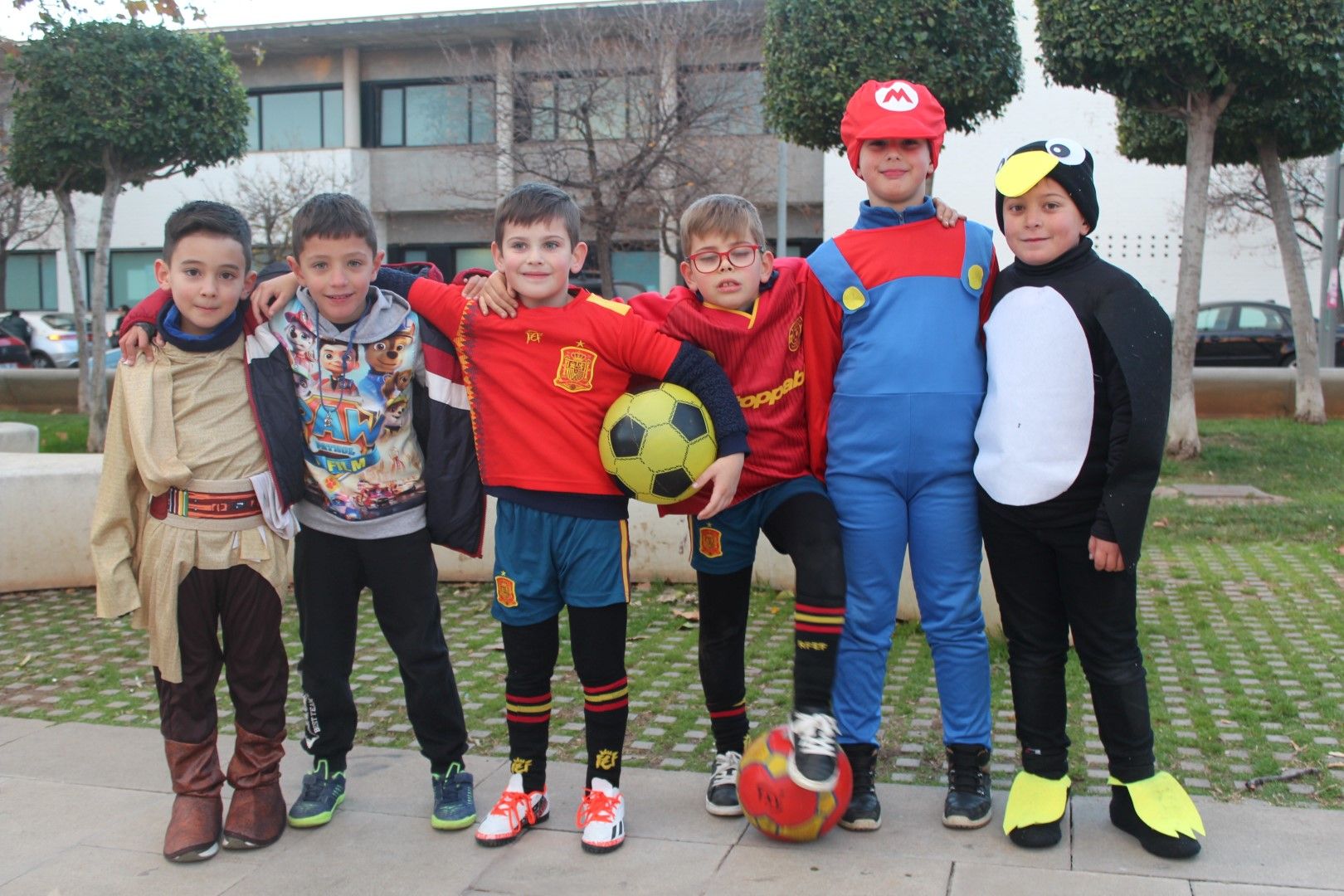 El Día de Peñas y el desfile infantil de disfraces de las fiestas de Benicàssim, en imágenes