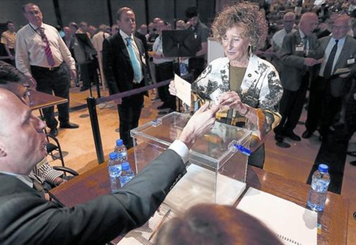 Mariona Carulla, ahir, en el moment de dipositar el seu vot durant l’Assemblea del Palau de la Música.