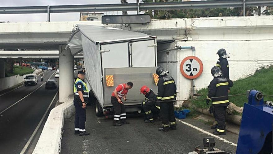 Un camión frigorífico, atascado en San Telmo