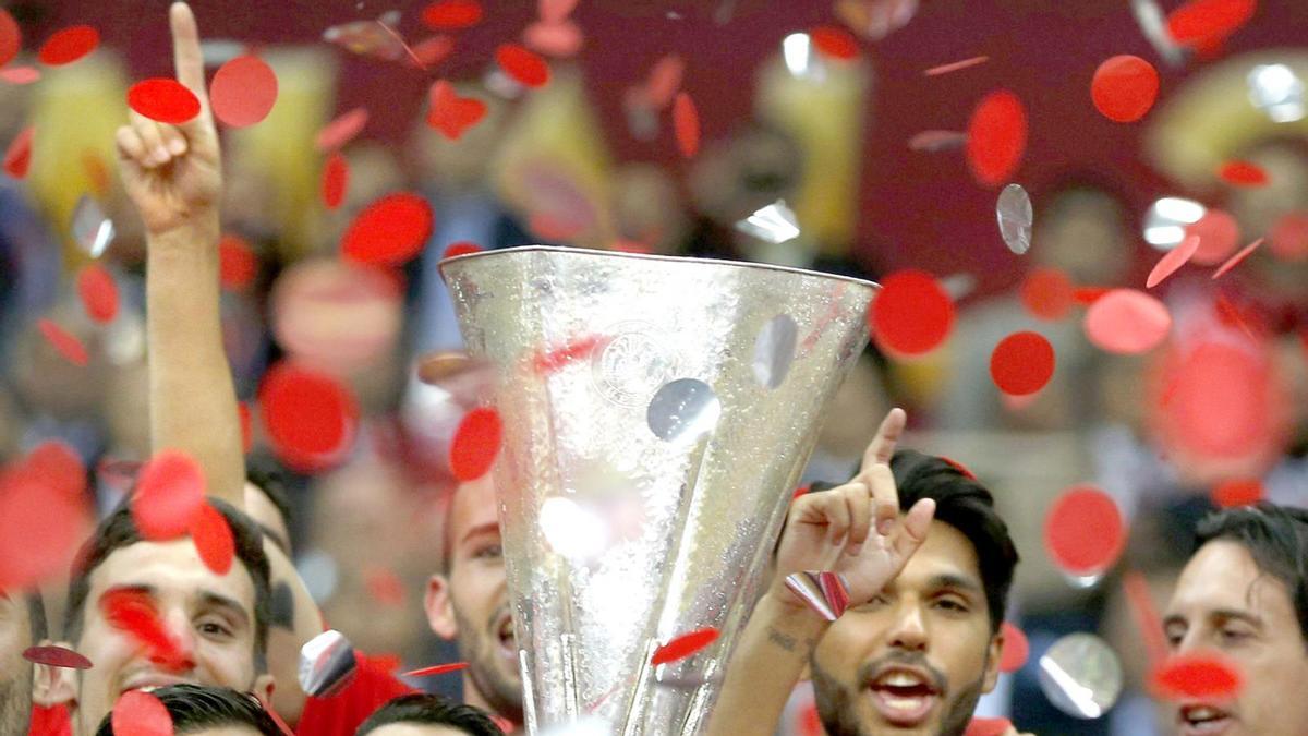 Reyes levanta el trofeo de la Europa League en Varsovia junto a José Castro. / Efe