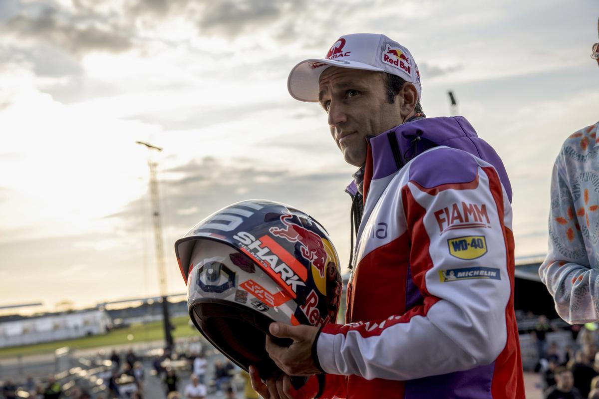 Johann Zarco, con su casco, uno de los objetos más valorados en la subasta benéfica de ayer en Silverstone (Inglaterra).