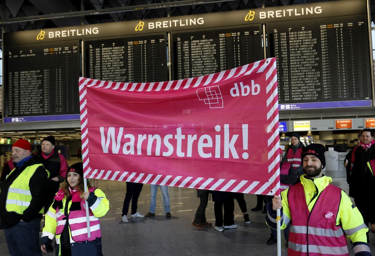 Alemania se para el lunes por una huelga a gran escala que los sindicatos han convocado en todo el transporte. Los trabajadores del sector público elevan la presión para exigir subidas del 10,5% para compensar la elevada inflación