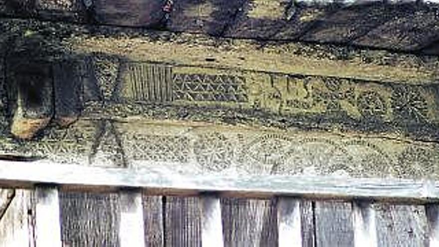DECORACIONES GEOMÉTRICAS. El hórreo de Batón, en el caserío de El Bustiu, no presenta el mejor estado de conservación. Datado en 1505, llama la atención su variada y abundante decoración geométrica.