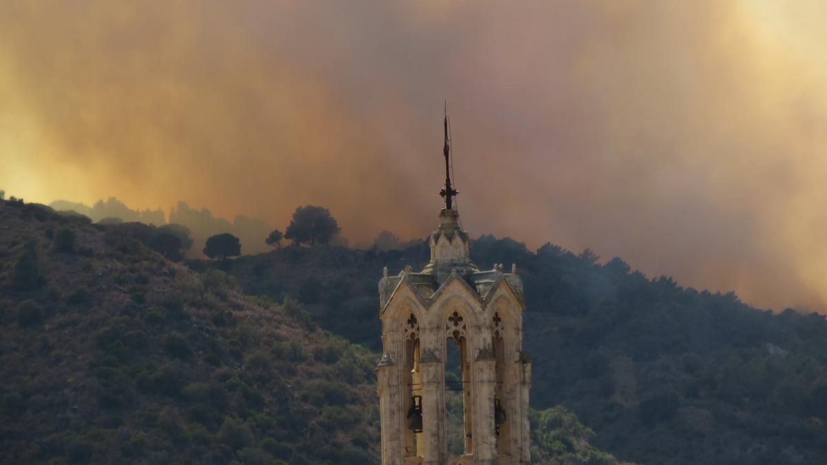 Un incendi crema a Portbou empès per la tramuntana