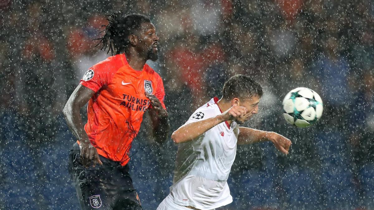 Lenglet se anticipa a Adebayor en la ida del play off de la Champions League, jugado en agosto en Estambul (Turquía). / Efe