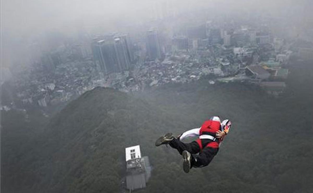 El nord-americà Charles Bryan mostra el seu salt des de la Torre Seül, de 236 metres d’altura, a Corea del Sud.