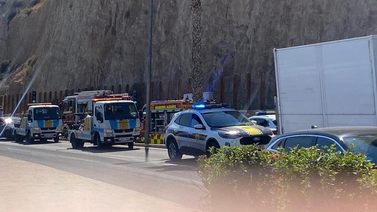 Dos heridos en una colisión de vehículos en la carretera de la Cantera en Alicante