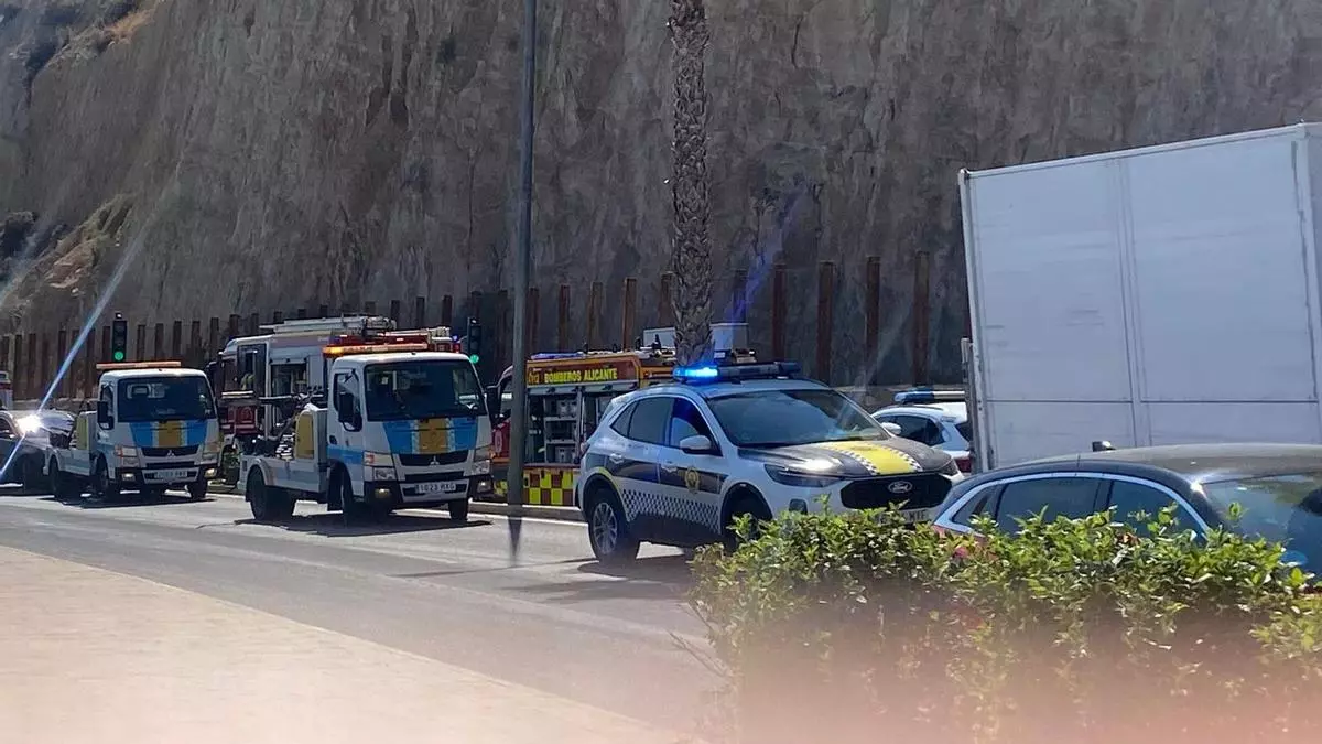 Dos heridos en una colisión de vehículos en la carretera de la Cantera en Alicante
