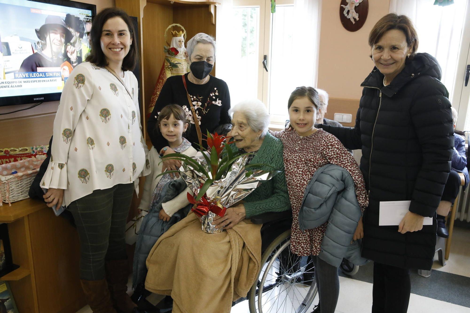 En imágenes: Visita de Carmen Moriyón a los centenarios gijoneses