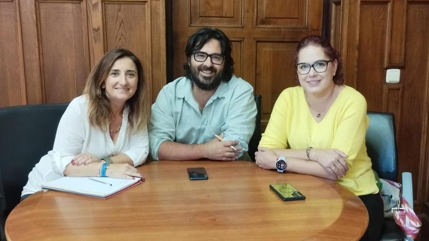 El Ayuntamiento de Llanes se compromete a renovar el césped del campo de fútbol de Posada