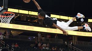 Un miembro del USA Dunk Team se presenta durante el juego de baloncesto de estrellas de la escuela secundaria Jordan Brand Classic para chicos en T-Mobile Arena.