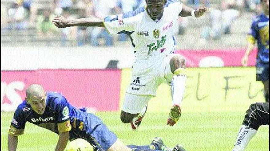 Tressor Moreno, del San Luis, supera a la zaga de los Pumas en el partido de la Liga mexicana.